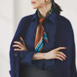 スカーフ¥16,500／マニプリ、カーディガン¥25,300／マカフィー（トゥモローランド）、シャツ¥8.789／ドゥクラッセ、スカート¥26,400／エーケーワン（ビームス ハウス 丸の内）、イヤリング¥5.250／アビステ、リング¥13,860／エムシー・スタジオ（ズットホリック）