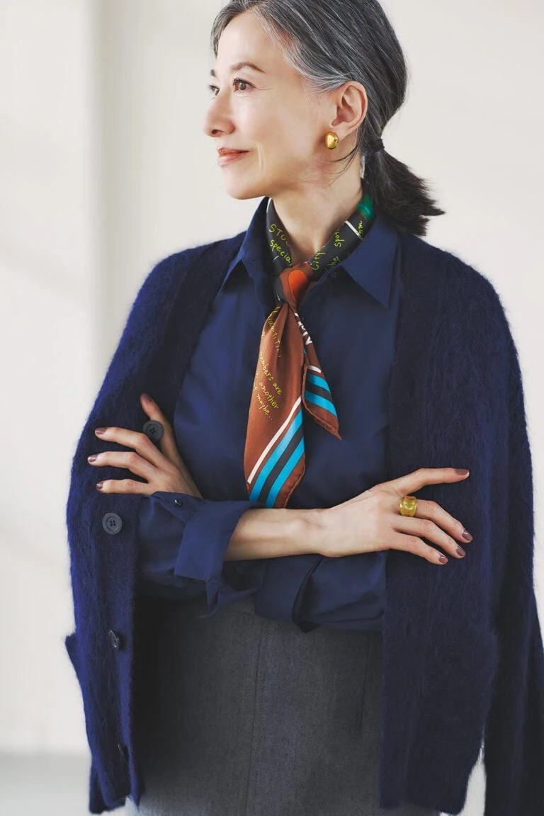 スカーフ¥16,500/マニプリ、カーディガン¥25,300/マカフィー(トゥモローランド)、シャツ¥8.789/ドゥクラッセ、スカート¥26,400/エーケーワン(ビームス ハウス 丸の内)、イヤリング¥5.250/アビステ、リング¥13,860/エムシー・スタジオ(ズットホリック)