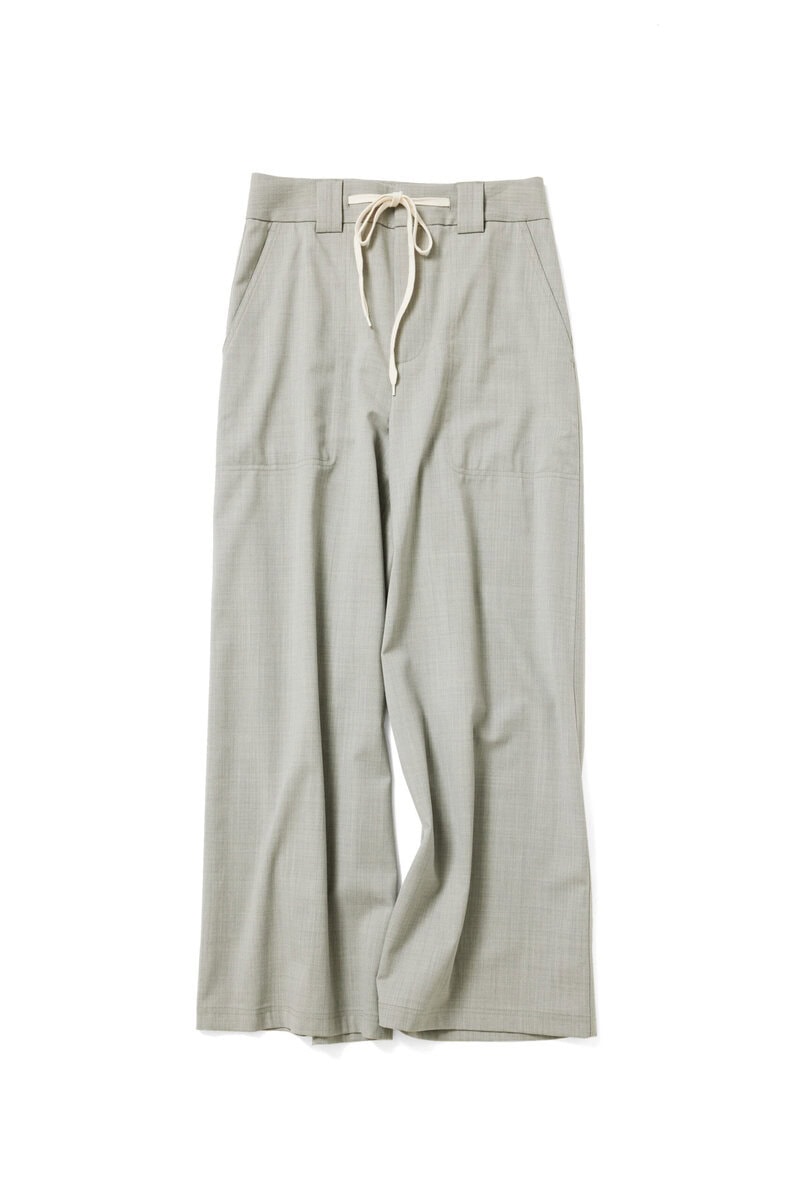 パンツ¥22,000／バナナ・リパブリック