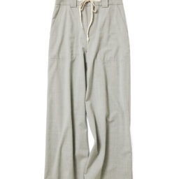 パンツ¥22,000／バナナ・リパブリック