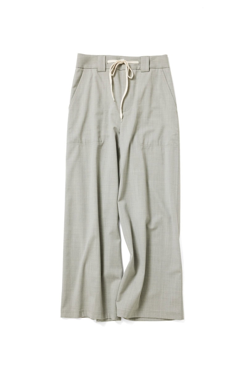 パンツ¥22,000／バナナ・リパブリック