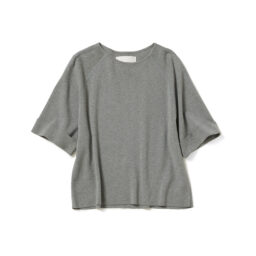 ニット¥18,700／エーケー ワン（ビームス ハウス 丸の内）