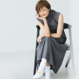 ソックス¥2,420／ショウワタベ（ザ テイストメイカーズ アンド コー）、ワンピース¥118,800／ハルノブムラタ（ザ・ウォールショールーム）、サンダル¥126,500 ／セルジオ ロッシ（セルジオ ロッシ ジャパン カスタマーサービス）、イヤカフ¥24,200／A.D.M.J（アクセソワドゥマドモワゼル）