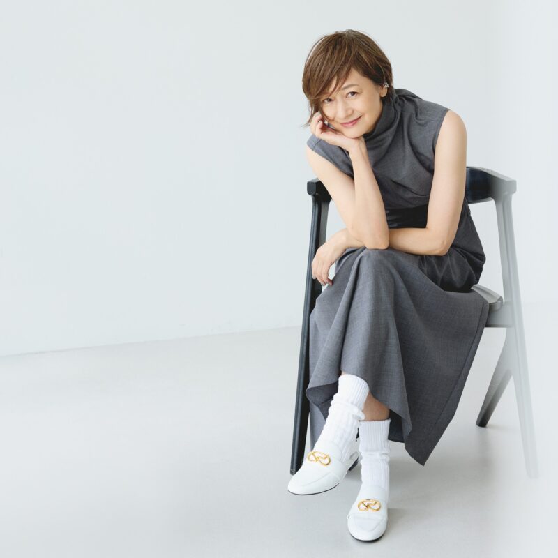 【50代・60代ファッション】素足よりソックスが洒落る！大人におすすめのショウワタベ・ホワイトリブソックス【富岡佳子さん連載】