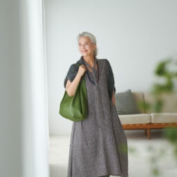 デニム¥29,700、ワンピース¥52,800／ともにハウス オブ ロータス、靴¥107,800／へリュー（すべてハウス オブ ロータス二子玉川店）、ニット¥33,000／ヤヌーク（カイタックインターナショナル）、ネックレス［テラコッタ］¥24,200、［ブルー］¥24,200／ともにオクチジュエリー（エリオポール代官山）、バッグ¥75,900／ジャンニキアリーニ（ジャンニ キアリーニ 銀座店）