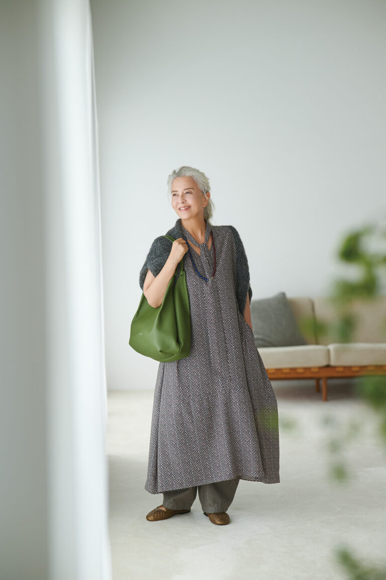 デニム¥29,700、ワンピース¥52,800／ともにハウス オブ ロータス、靴¥107,800／へリュー（すべてハウス オブ ロータス二子玉川店）、ニット¥33,000／ヤヌーク（カイタックインターナショナル）、ネックレス［テラコッタ］¥24,200、［ブルー］¥24,200／ともにオクチジュエリー（エリオポール代官山）、バッグ¥75,900／ジャンニキアリーニ（ジャンニ キアリーニ 銀座店）