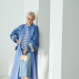 スカート¥9,900／リーバイス®（リーバイ・ストラウス ジャパン）、カーディガン¥42,900、シャツワンピース¥37,400／ともにティッカ、カットソー¥14,300／トラディショナル ウェザーウェア（トラディショナル ウェザーウェア 渋谷店）、サングラス¥79,200／アイヴァン7285（アイヴァン 7285 トウキョウ）、バニーチャーム¥31,900／J＆M デヴィッドソン（J＆M デヴィッドソン カスタマーセンター）、靴¥83,600／ネブローニ