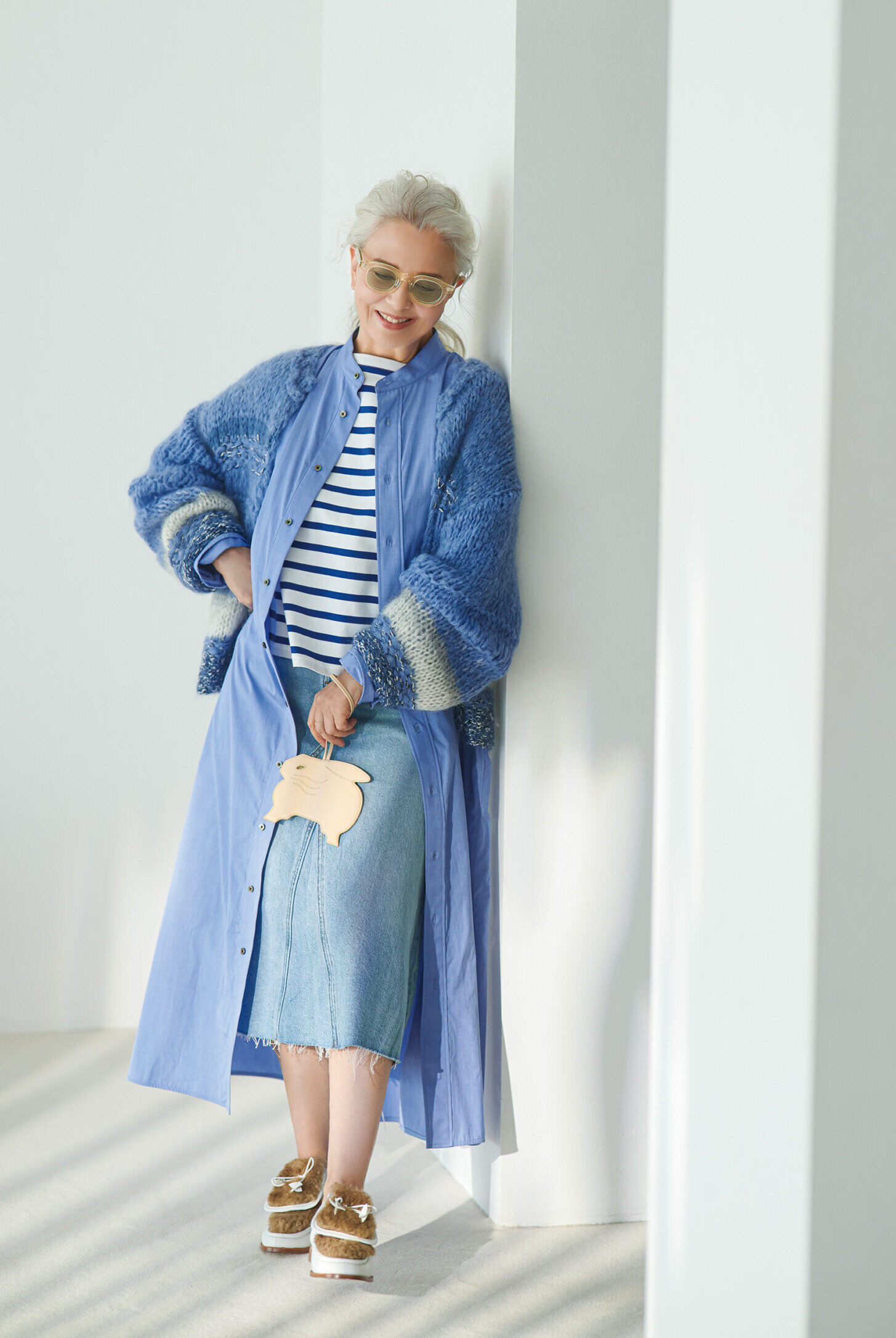 スカート¥9,900／リーバイス®（リーバイ・ストラウス ジャパン）、カーディガン¥42,900、シャツワンピース¥37,400／ともにティッカ、カットソー¥14,300／トラディショナル ウェザーウェア（トラディショナル ウェザーウェア 渋谷店）、サングラス¥79,200／アイヴァン7285（アイヴァン 7285 トウキョウ）、バニーチャーム¥31,900／J＆M デヴィッドソン（J＆M デヴィッドソン カスタマーセンター）、靴¥83,600／ネブローニ