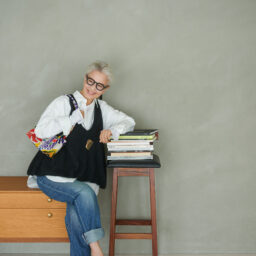 デニム¥17,600／リーバイス® （リーバイ・ストラウス ジャパン）、シャツ¥27,500／ヤヌーク（カイタックインターナショナル）、カットソー¥20,900／スリードッツ（スリードッツ表参道店）、ベスト¥24,200／エンリカ、メガネ¥49,500／モスコット（モスコット トウキョウ）、ネックレス¥16,500／ジャミレイ（ハウス オブ ロータス 二子玉川店）、バッグ¥31,900／キリムアーツ（フラッパーズ）、靴¥24,970／J＆M デヴィッドソン（J＆M デヴィッドソン カスタマーセンター）、リング、ヘアアクセサリー／本人私物