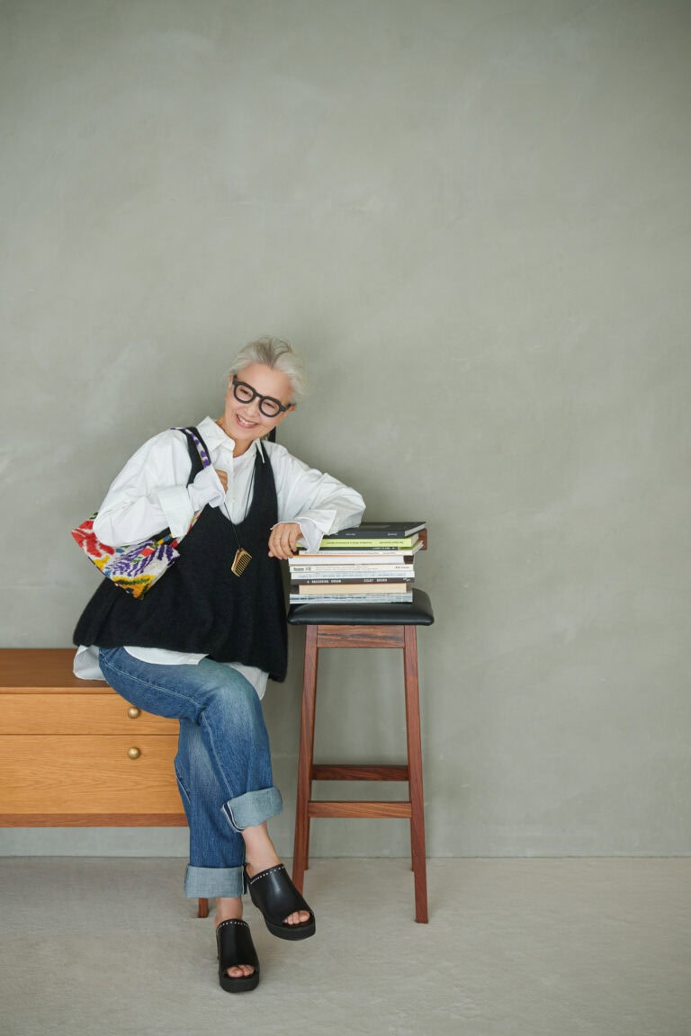 デニム¥17,600/リーバイス® (リーバイ・ストラウス ジャパン)、シャツ¥27,500/ヤヌーク(カイタックインターナショナル)、カットソー¥20,900/スリードッツ(スリードッツ表参道店)、ベスト¥24,200/エンリカ、メガネ¥49,500/モスコット(モスコット トウキョウ)、ネックレス¥16,500/ジャミレイ(ハウス オブ ロータス 二子玉川店)、バッグ¥31,900/キリムアーツ(フラッパーズ)、靴¥24,970/J&M デヴィッドソン(J&M デヴィッドソン カスタマーセンター)、リング、ヘアアクセサリー/本人私物