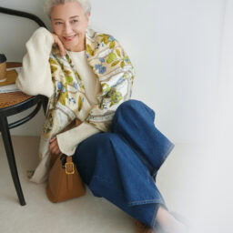 デニム¥31,900／トラディショナル ウェザーウェア（トラディショナル ウェザーウェア 渋谷店）、ニット¥36,300／ハウスオブ ロータス（ハウス オブ ロータス 二子玉川店）、マフラー¥28,600／マニプリ、バッグ¥151,800／J＆M デヴィッドソン（J＆M デヴィッドソン カスタマーセンター）、靴¥71,500／ネブローニ、リング／本人私物