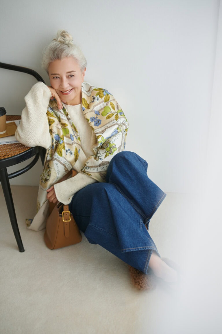 デニム¥31,900／トラディショナル ウェザーウェア（トラディショナル ウェザーウェア 渋谷店）、ニット¥36,300／ハウスオブ ロータス（ハウス オブ ロータス 二子玉川店）、マフラー¥28,600／マニプリ、バッグ¥151,800／J＆M デヴィッドソン（J＆M デヴィッドソン カスタマーセンター）、靴¥71,500／ネブローニ、リング／本人私物