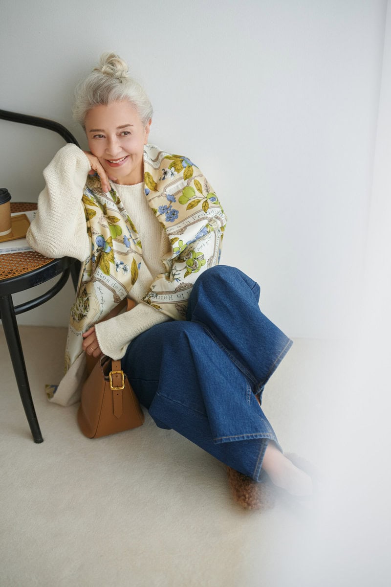 デニム¥31,900／トラディショナル ウェザーウェア（トラディショナル ウェザーウェア 渋谷店）、ニット¥36,300／ハウスオブ ロータス（ハウス オブ ロータス 二子玉川店）、マフラー¥28,600／マニプリ、バッグ¥151,800／J＆M デヴィッドソン（J＆M デヴィッドソン カスタマーセンター）、靴¥71,500／ネブローニ、リング／本人私物