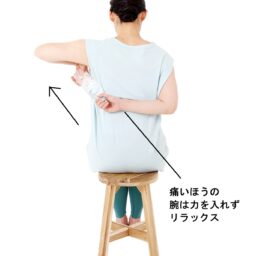 【3】そのままペットボトルを斜め上に引っ張り上げ、肩が痛くなる直前で10秒キープ。ゆっくり１の姿勢に戻す。