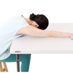 【3】肩が痛くなる直前で10秒キープ。ゆっくりと１の姿勢に戻す。