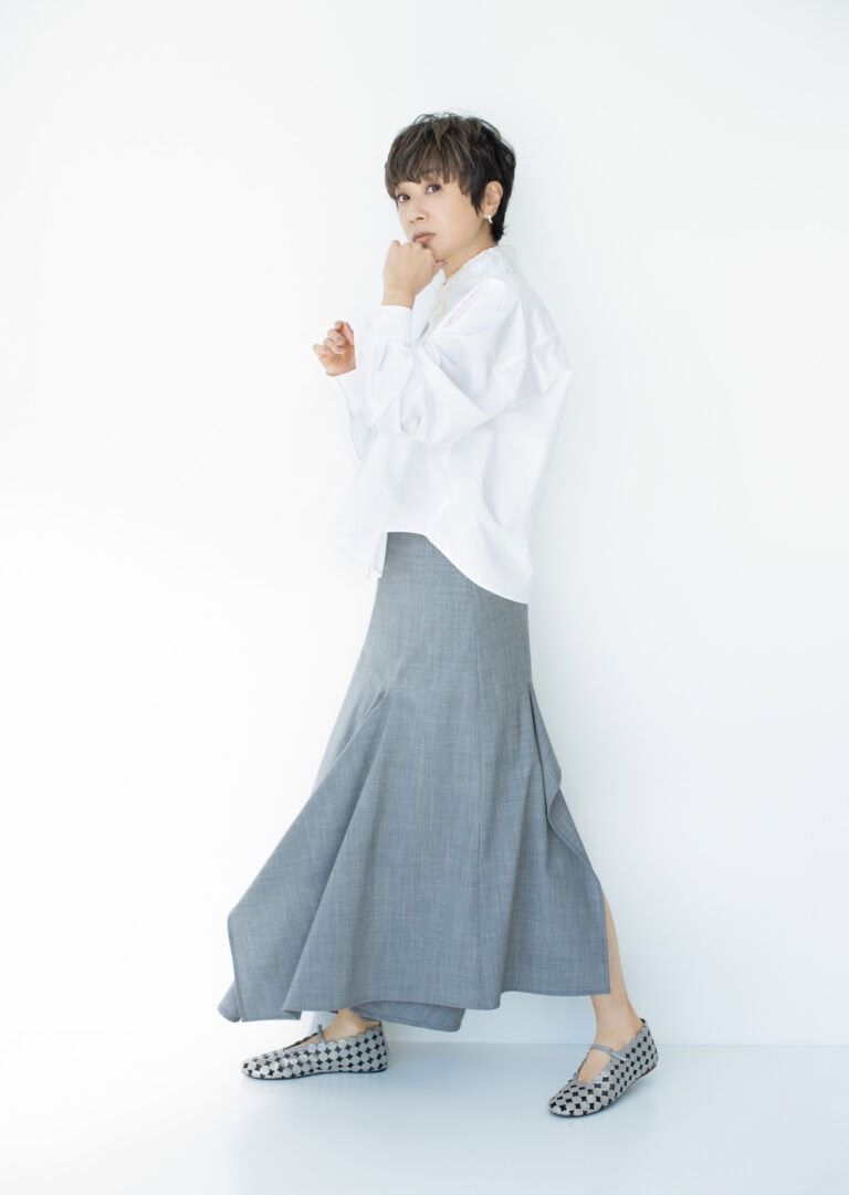 ブラウス¥181,500、スカート¥176,000/ともにファビアナ フィリッピ(コロネット)、靴¥144,100/ピエール アルディ(ピエール アルディ東京)、ピアス¥427,900/TASAKI