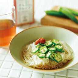 「やいづ善ぜ んぱち八 」のだしプレッソで冷たいそうめんづくり