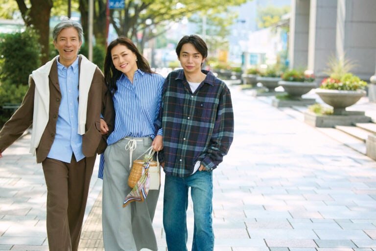 【息子】シャツ［一部店舗限定］¥9,990／ギャップ、Tシャツ¥6,050／サンディニスタ（トゥー・ステップ）、パンツ［レディス］¥4,990／ユニクロ 【主人公】3,10,B（先ほど紹介したアイテム内）、スカーフ¥16,500／マニプリ、ピアス¥24,640／フェルセラ（ズットホリック） 【夫】ジャケット¥46,200、パンツ¥29,700／ともにサンディニスタ（カバーコード ナカメグロ）、シャツ¥2,990、肩にかけたスエット¥2,990／ともにユニクロ