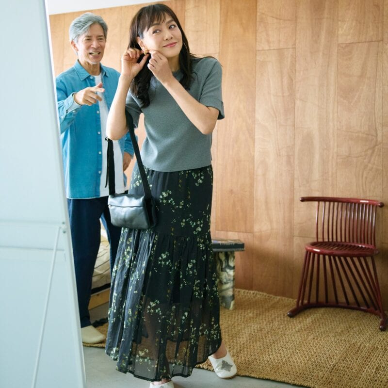 【60代ファッション】甘くなりすぎない大人可愛い着こなしは?黒&グレーベースで品のあるコーデに!【60代秋の着まわし30days Day1】