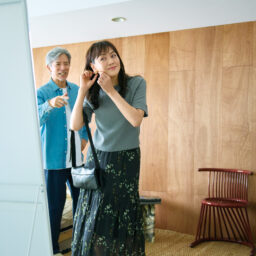 ピアス¥9,900／チビ・ジュエルズ（ズットホリック） 【夫】シャツ¥2,990／ユニクロ、Tシャツ¥7,590／チャンピオン（ヘインズブランズ ジャパン カスタマーセンター） 、パンツ¥7,990／ギャップ