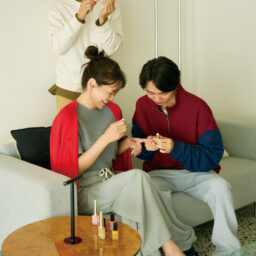 【夫】スエット¥2,990／ユニクロ、シャツ¥20,900／サンディニスタ（カバーコード ナカメグロ）、パンツ¥7,990／ギャップ 【息子】スエット¥11,000、Tシャツ¥8,800／ともにコロンビア（コロンビアスポーツウェアジャパン）、パンツ¥13,750／チャンピオン（ヘインズブランズ ジャパン カスタマーセンター）、靴下／私物