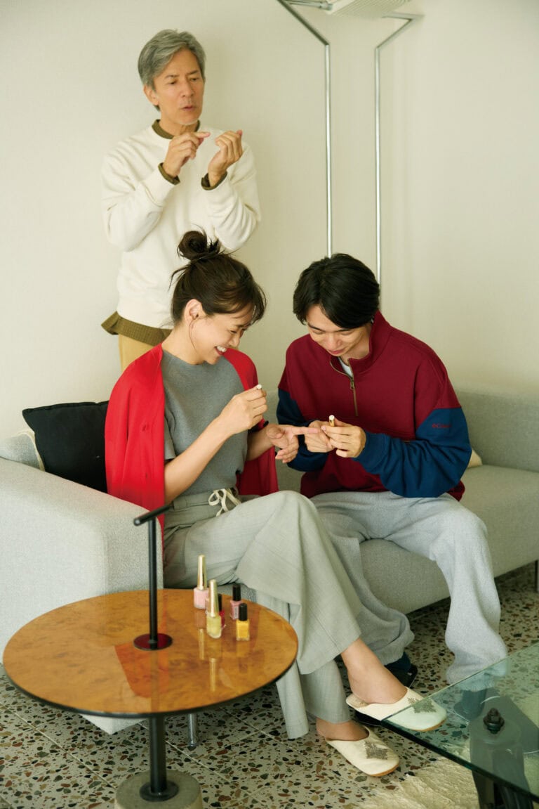 【夫】スエット¥2,990／ユニクロ、シャツ¥20,900／サンディニスタ（カバーコード ナカメグロ）、パンツ¥7,990／ギャップ 【息子】スエット¥11,000、Tシャツ¥8,800／ともにコロンビア（コロンビアスポーツウェアジャパン）、パンツ¥13,750／チャンピオン（ヘインズブランズ ジャパン カスタマーセンター）、靴下／私物