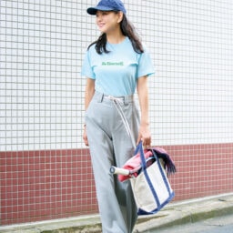 ストール¥93,500／ジョシュアエリス（真下商事）、帽子¥4,620／ニューエラ、バングル¥49,060／バルブス（ズットホリック）