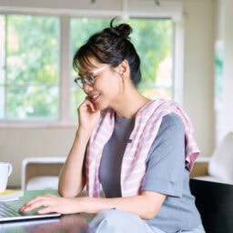 メガネ¥50,600／パイン（フォレストパイン・デザインラボ）