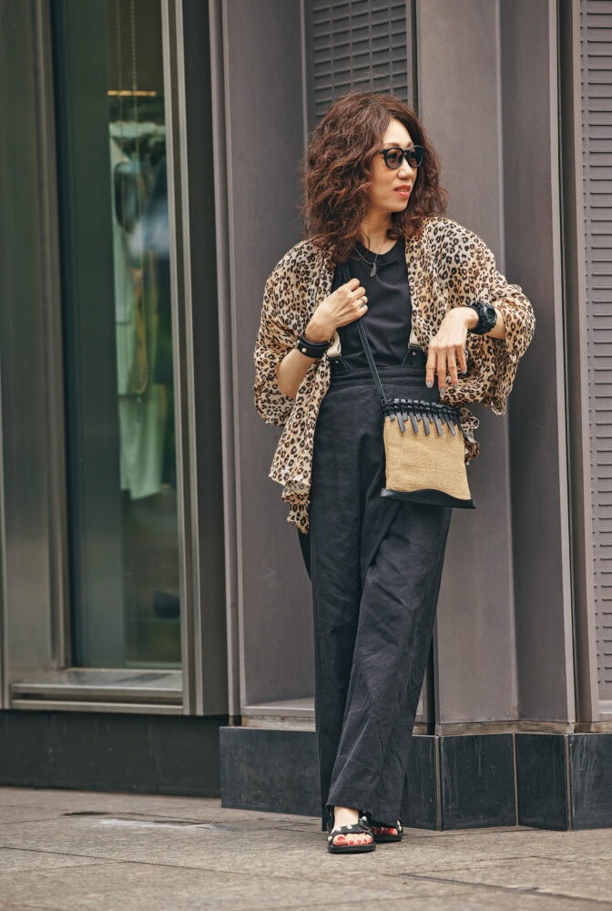 【60代お手本スナップ・東京】秋冬トレンドの「レオパード柄」をかっこよく!クールにまとめた大人のブラックコーデ