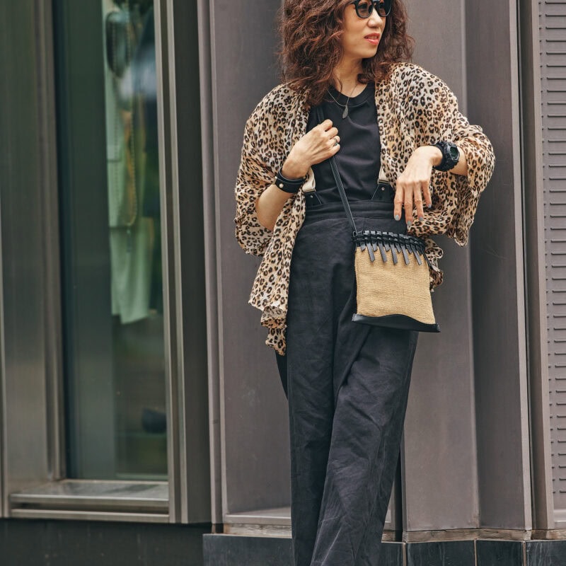 【60代お手本スナップ・東京】秋冬トレンドの「レオパード柄」をかっこよく！クールにまとめた大人のブラックコーデ