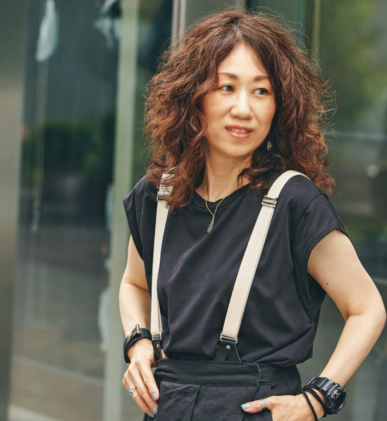 「ミュラーオブヨシキクボ」のワイドリネンパンツは、実はサスペンダーつき