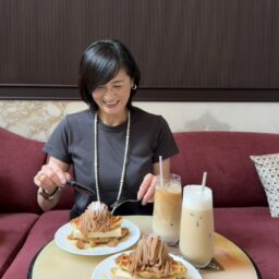 モンブランクロッフルをいただく豊田さん