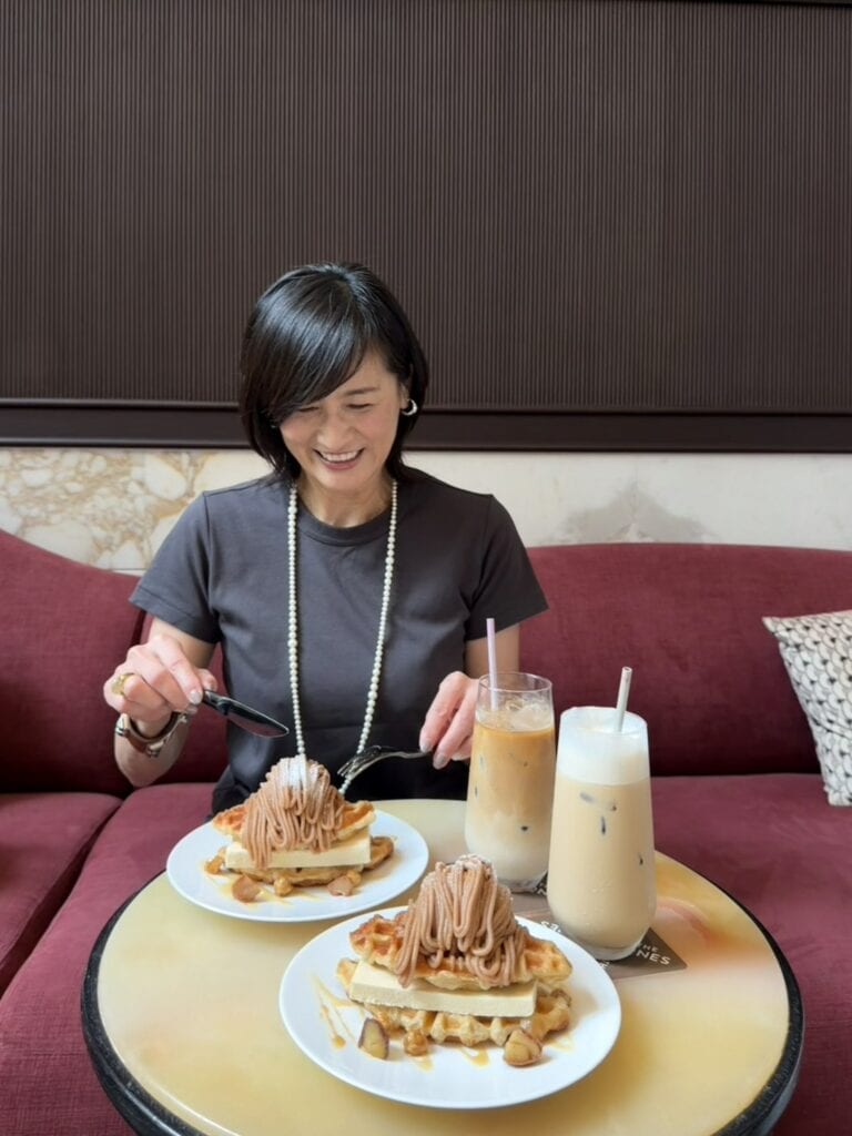 モンブランクロッフルをいただく豊田さん