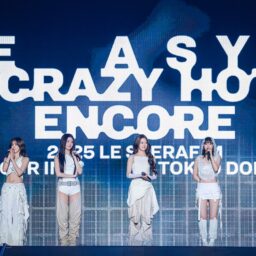 MCでコメントするLE SSERAFIM