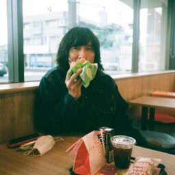 映画『みらいのうた』よりハンバーガーを食べる吉井和哉