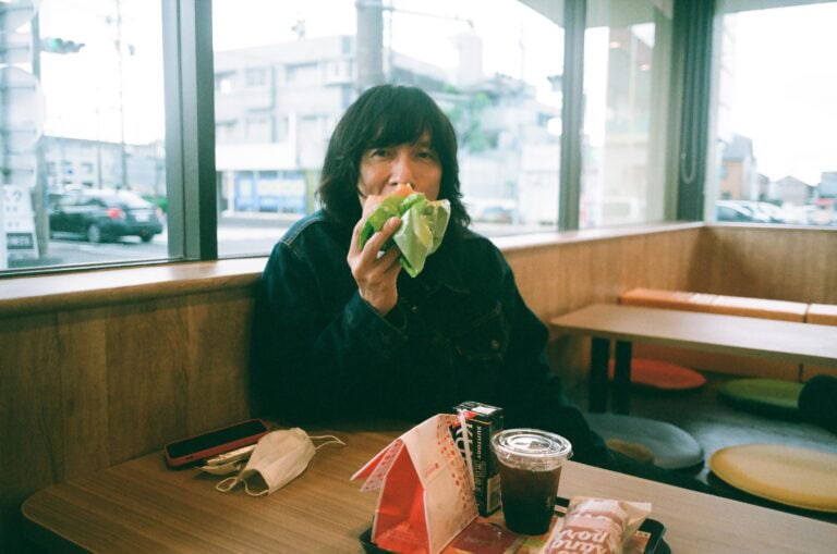 映画『みらいのうた』よりハンバーガーを食べる吉井和哉