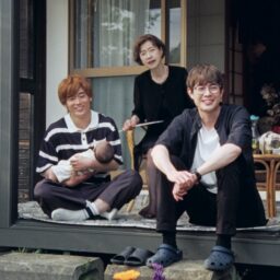 映画『佐藤さんと佐藤さん』よりタモツ（宮沢氷魚）と母（田島令子）と弟（三浦獠太）