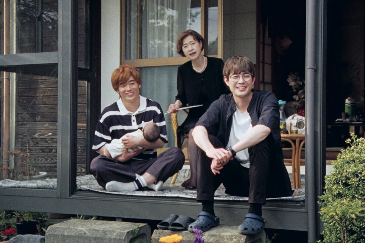 映画『佐藤さんと佐藤さん』よりタモツ（宮沢氷魚）と母（田島令子）と弟（三浦獠太）