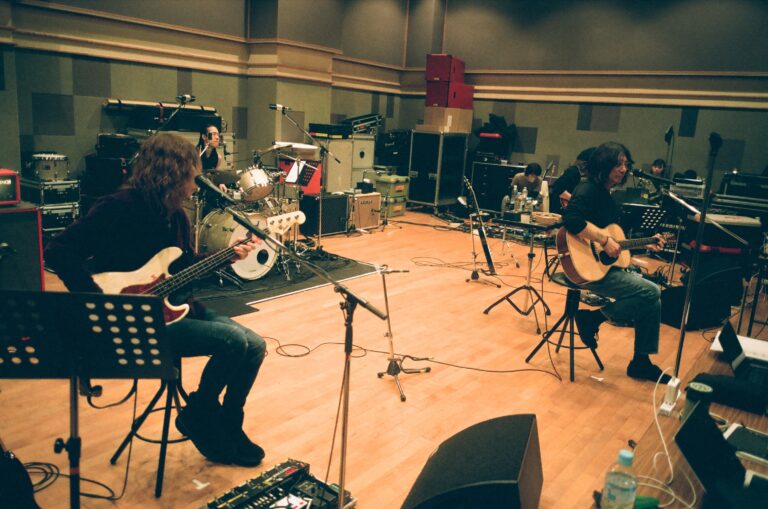 映画『みらいのうた』よりリハーサル中のTHE YELLOW MONKEY