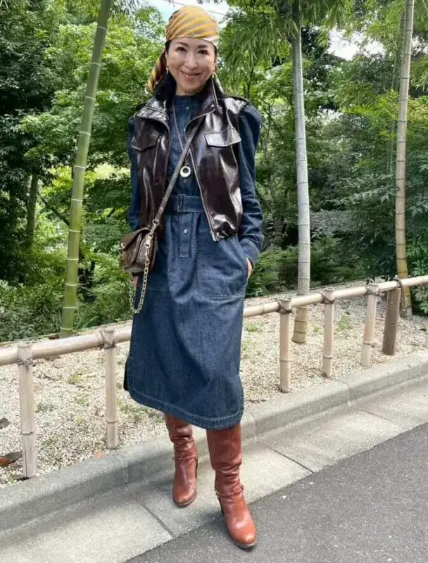 【60代お手本スナップ】秋のトレンドカラー「バーガンディ」を取り入れた「レザー×デニム」のレイヤードコーディネート