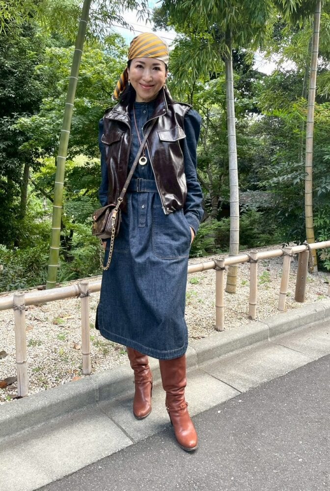 【60代お手本スナップ】秋のトレンドカラー「バーガンディ」を取り入れた「レザー×デニム」のレイヤードコーディネート