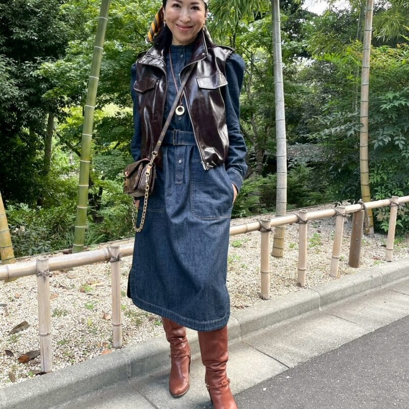 【60代お手本スナップ】秋のトレンドカラー「バーガンディ」を取り入れた「レザー×デニム」のレイヤードコーディネート