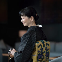 着物〈泥大島紬 一間長十字〉¥398,000（仕立て上がり）、帯¥318,000（仕立て上がり）、帯揚げ¥8,800、帯締め¥18,700／すべて銀座もとじ 和織・和染、バッグ¥80,300／タミーアンドベンジャミン、リング¥9,900／クロディーヌ・ヴィトリー（ともにアッシュ・ペー・フランス）、その他／スタイリスト私物