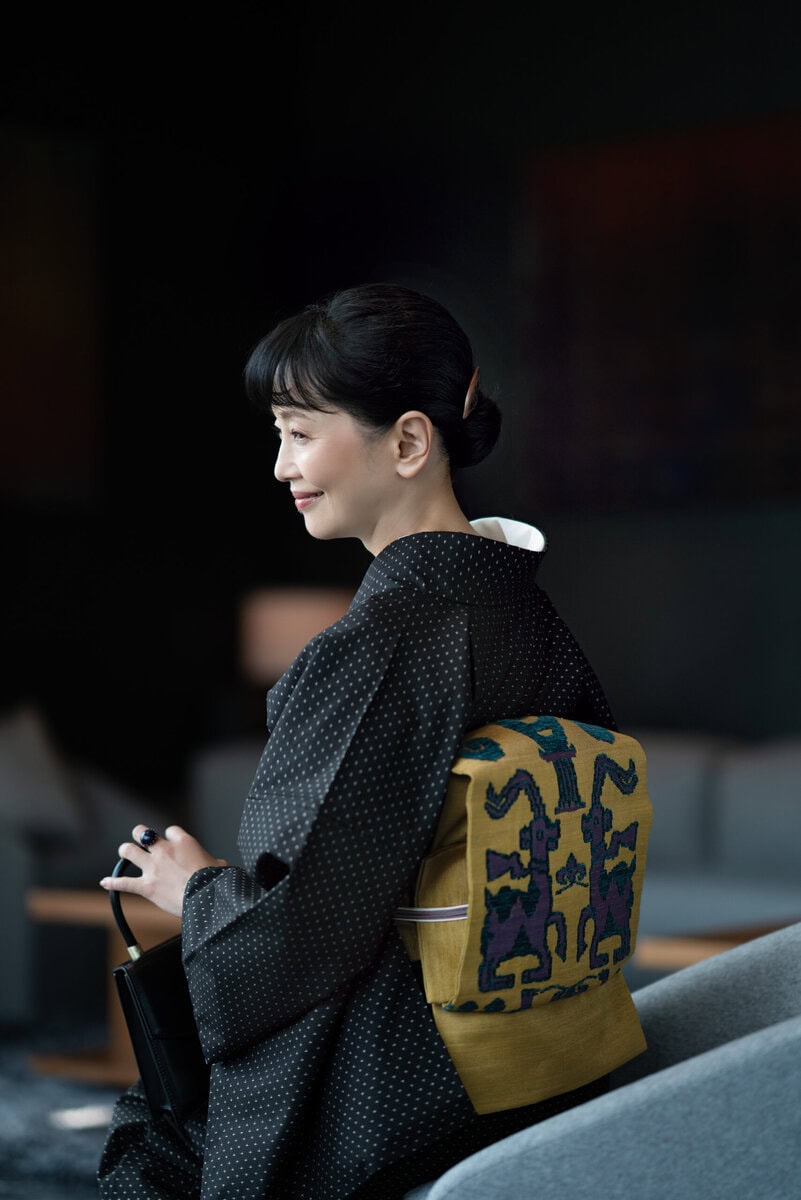 着物〈泥大島紬 一間長十字〉¥398,000（仕立て上がり）、帯¥318,000（仕立て上がり）、帯揚げ¥8,800、帯締め¥18,700／すべて銀座もとじ 和織・和染、バッグ¥80,300／タミーアンドベンジャミン、リング¥9,900／クロディーヌ・ヴィトリー（ともにアッシュ・ペー・フランス）、その他／スタイリスト私物