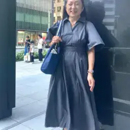 【第10位】【60代お手本スナップ】1枚でさらりと着られてスタイルアップ！シックなワンピースに差し色パンプスを合わせて華やかな着こなしに！