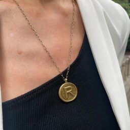 「ペンダントはシンプルなゴールド。ピアスは、華やかさを出すために縦長のものをチョイス。リングは手元を華やかにするためにダイヤモンドにしました」