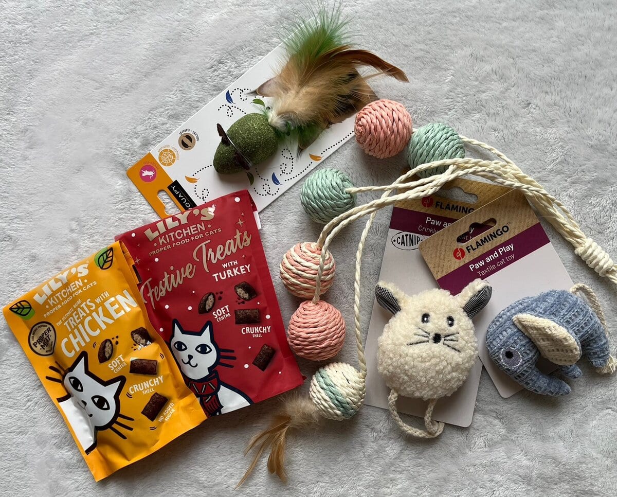 猫のおもちゃ、おやつ。　5〜12€