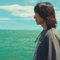 映画『みらいのうた』より静岡の海を見つめる吉井和哉