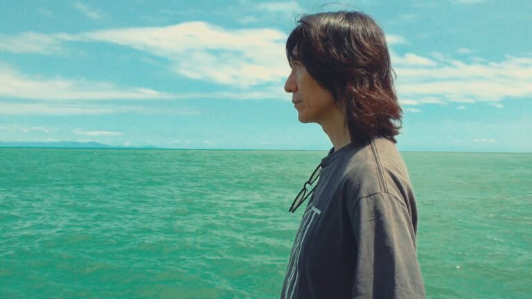 映画『みらいのうた』より静岡の海を見つめる吉井和哉