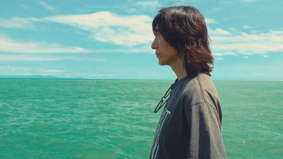 映画『みらいのうた』より静岡の海を見つめる吉井和哉